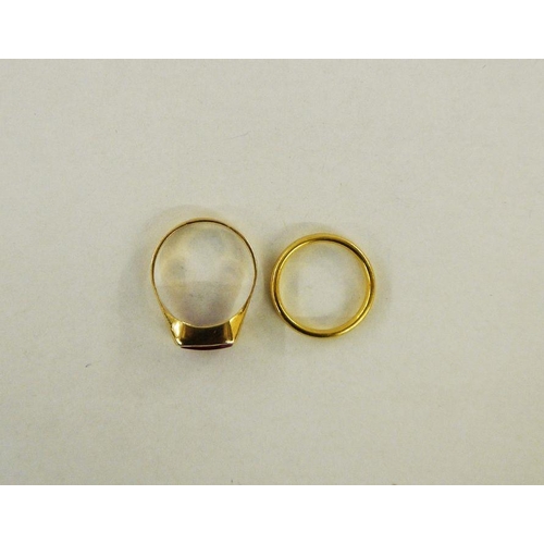 437 - A gold and ruby-coloured stone lozenge set ring, marked indistinctly to outside of band, 3g in total... 