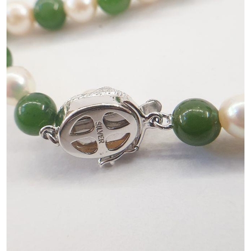 465 - Mikado cultured pearl and green jade necklace of alternating design and the silver pearl set clasp, ... 