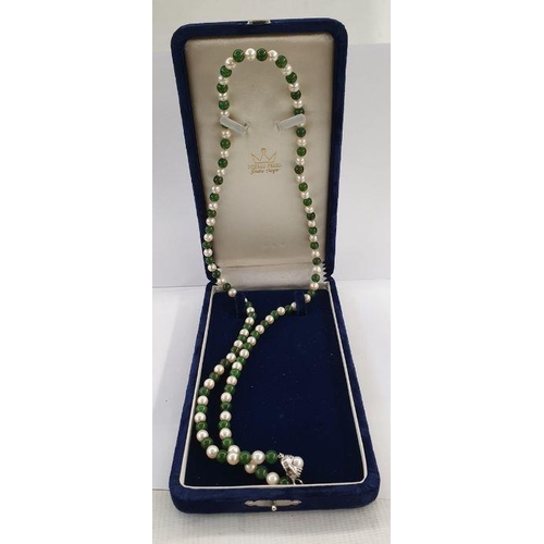 465 - Mikado cultured pearl and green jade necklace of alternating design and the silver pearl set clasp, ... 