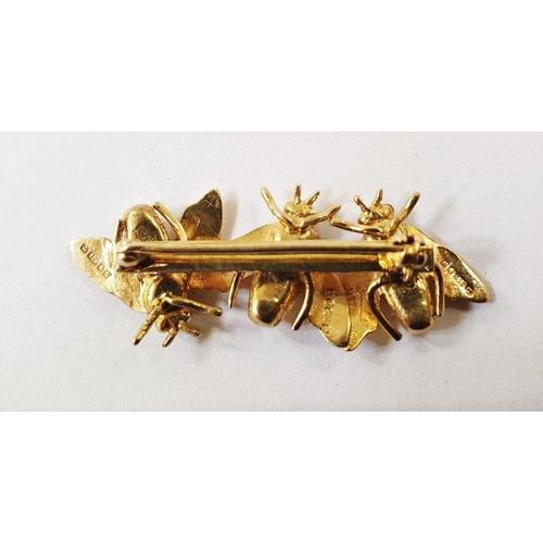 513 - 9ct gold flying bee pattern bar brooch, 5g