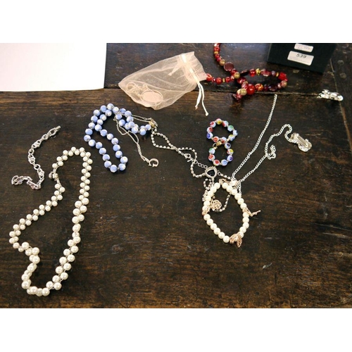 539 - Quantity of costume jewellery including a rose quartz pendant, a glass bead necklace, a paste brooch... 