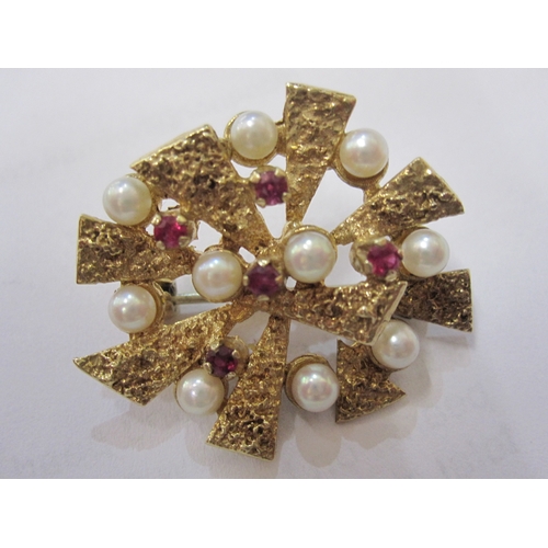 455 - 9ct gold, ruby and pearl abstract brooch, oval, set with five claw set rubies surrounded by pearls, ... 