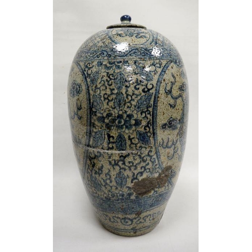 111 - Large Chinese porcelain blue and white oviform vase and cover, late 19th/20th century, painted with ... 