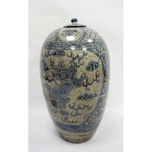 111 - Large Chinese porcelain blue and white oviform vase and cover, late 19th/20th century, painted with ... 