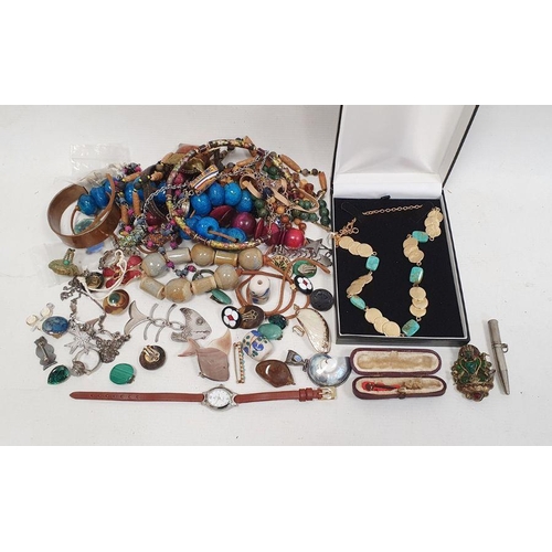 233 - 1920's Indian jade and gold coloured metal necklace and a small quantity of costume jewellery to inc... 