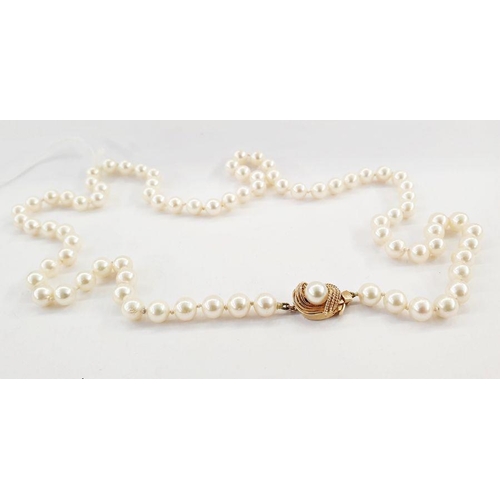 235 - Cultured pearl necklace with 14K gold ropetwist pattern and single pearl set clasp, 68cm long, 7mm p... 