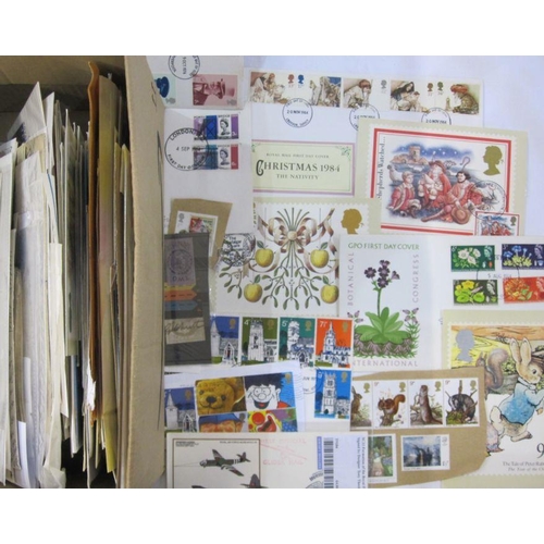 51 - 1 Box and bag of miscellaneous mostly modern with a few QV covers, mixed condition. Post and GO FDC'... 