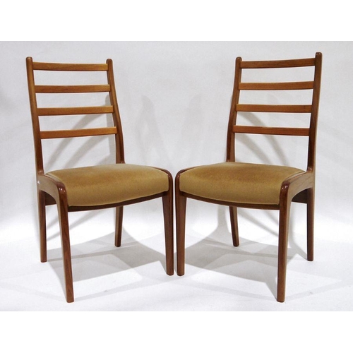 1065 - Set of six mid-century modern G-Plan ladderback teak chairs and an extending table on cylindrical le... 