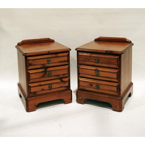 1198 - Pair of modern pine Rosedale bedside cabinets (2)