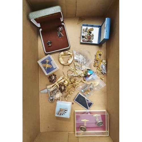 371 - Quantity of sundry costume jewellery to include brooches, pendants, cufflinks, etc (1 box)