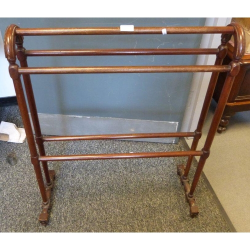 1113 - Two-tier occasional table and a towel rack (2)