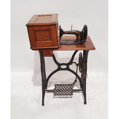 1305 - Vintage Singer sewing machine on trestle base