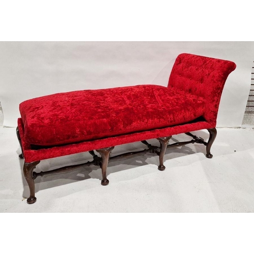 1357 - Queen Anne-style day bed upholstered in red, on cabriole legs united by turned and block stretchers