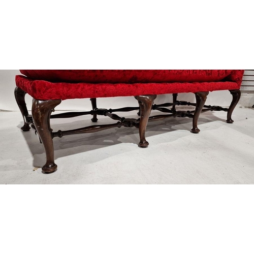 1357 - Queen Anne-style day bed upholstered in red, on cabriole legs united by turned and block stretchers