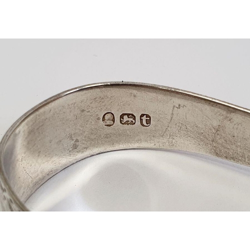 254 - Three silver sugar tongs to include George III sugar nips, London 1807 by Samuel Godbehere, Edward W... 