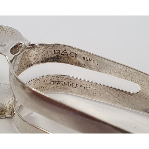 255 - Five assorted sugar tongs to include Edward VII sugar tongs with bright cut decoration, London 1898 ... 