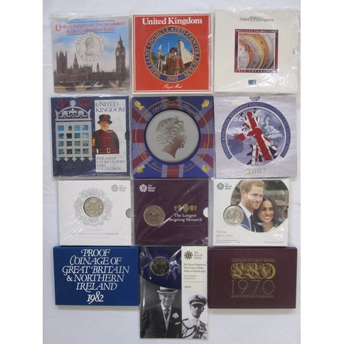 291 - A large quantity of Brilliant Uncirculated coin sets and proof sets.  Also within this lot, some pre... 