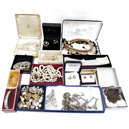 471 - Assorted costume jewellery to include yellow metal chain, brooches, necklaces, bangles, etc (2 box)