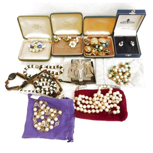 471 - Assorted costume jewellery to include yellow metal chain, brooches, necklaces, bangles, etc (2 box)