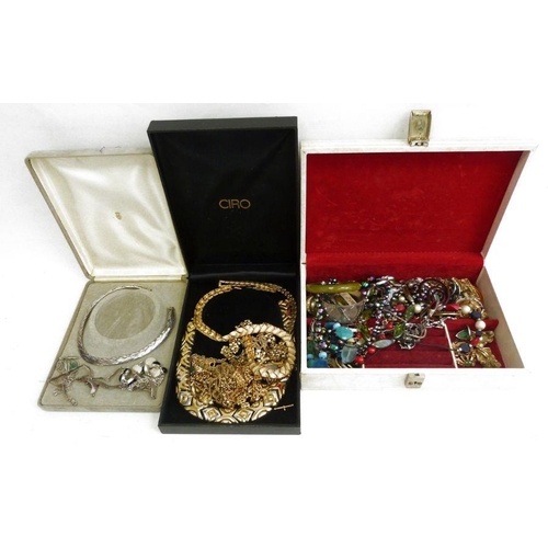 471 - Assorted costume jewellery to include yellow metal chain, brooches, necklaces, bangles, etc (2 box)