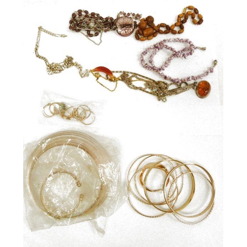 473 - Assorted costume jewellery to include necklaces, etc (1 tray)