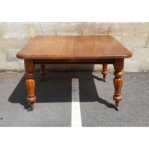 1282 - Victorian mahogany extending dining table, the rectangular top with rounded front corners, two exten... 