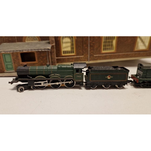 602 - Collection of railway items to include Graham Farish diecast N gauge  7029 'Clun Castle' Locomotive ... 