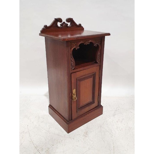 1080 - Edwardian-style mahogany pot cupboard, the scrolling acanthus leaf decoration and open recess above ... 