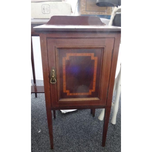 1091 - Mahogany and satinwood banded single-door pot cupboard and a two-drawer side table (2)