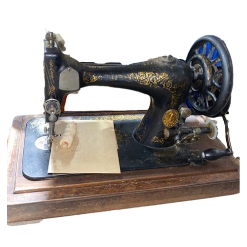 1347 - Singer sewing machine housed in wooden case, serial number 10565535, a small leather suitcase and sm... 