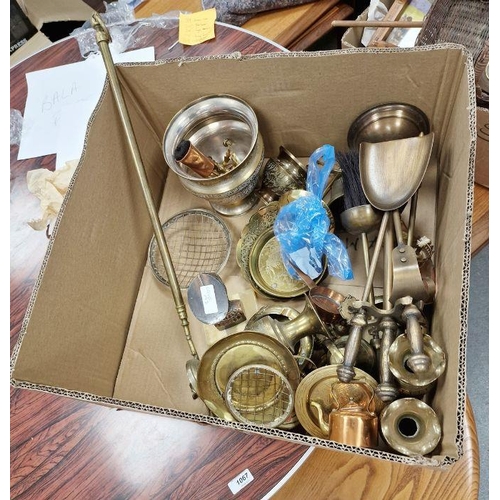 147 - Quantity of brass items to include plates, jugs, vases, bookends, fireside companion items, goblets ... 