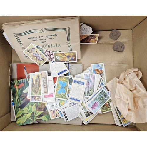 164 - Ephemera to include cigarette cards, etc (1 tray)