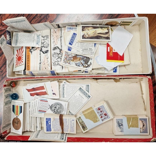 164 - Ephemera to include cigarette cards, etc (1 tray)