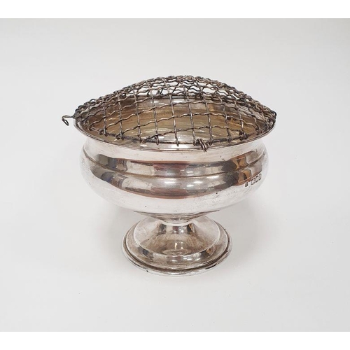 341 - George V silver rose bowl with everted rim, on circular pedestal foot, 15cm diameter, London 1917, 1... 