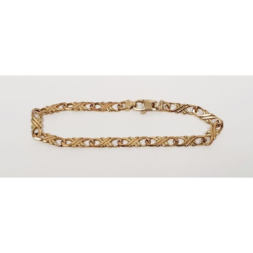 390 - 9ct gold chain-link bracelet with pierced chain link, 10g approx.