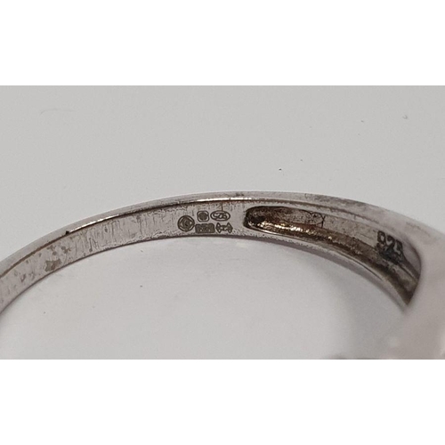 399 - 9ct gold wedding band with heart engraved detail, 1g approx. and a silver and diamante-style ring (2... 