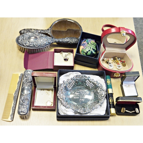 289 - Silver trinket dish, a brush set and a small quantity of assorted jewellery.