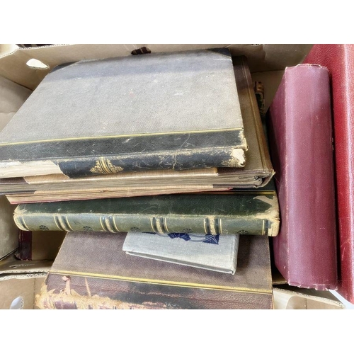 128 - Quantity of cloth and leatherbound photograph albums of vintage black and white photographs to inclu... 