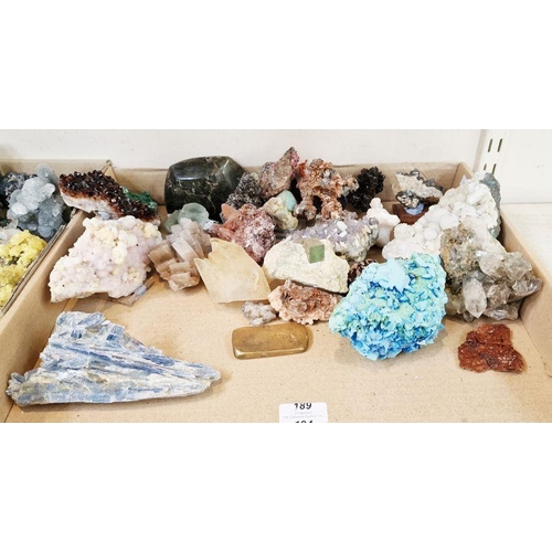 189 - A quantity of assorted minerals, to include quartz, amethyst, cryolite, citrine, a pynite cube, hubn... 