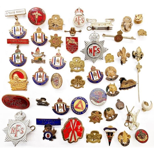 193 - Collection of fire service, Boy Scout and Girl Guide badges (1 box)