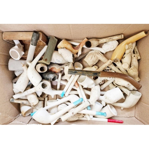 202 - Box of assorted clay pipes (1box)