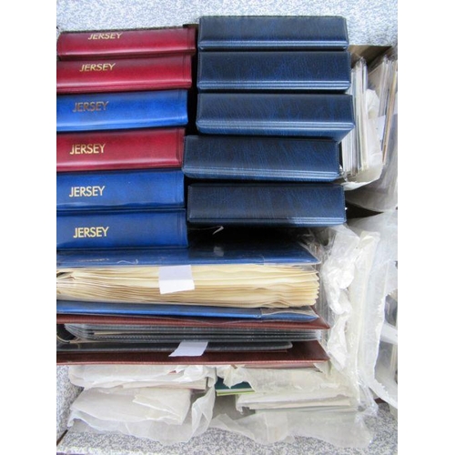 314 - GB: with FV c£450, large box of 12 CNER albums (5 empty) and various presentation packs of mint, mos... 