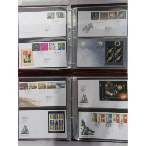 317 - GB: Five large and two smaller albums full of over 400+ Queen Elizabeth II decimal FDC, many purpose... 