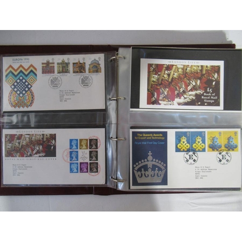 318 - GB: Three large A4 and three smaller albums full of over 300+ Queen Elizabeth II decimal FDC, many p... 