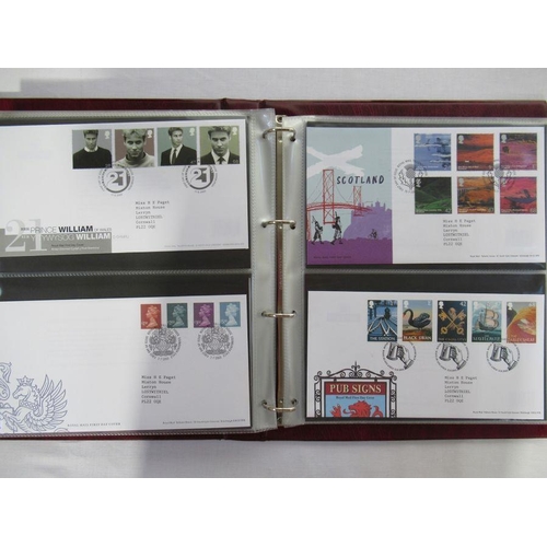 318 - GB: Three large A4 and three smaller albums full of over 300+ Queen Elizabeth II decimal FDC, many p... 