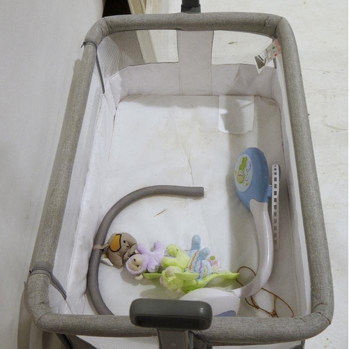 1298 - Modern baby's crib with mobile