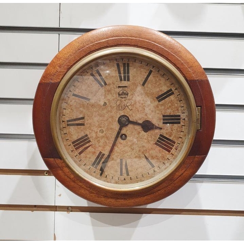 1000 - Oak cased circular wall clock, the painted dial with Roman numerals marked 'G VI R' with crown, bala... 