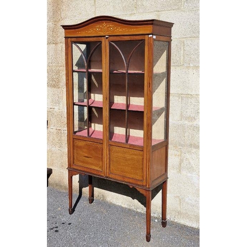 1138 - Edwardian Sheraton-style mahogany display cabinet with curved pediment painted with scrolls and inla... 