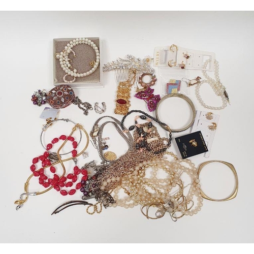 243 - Gold-coloured chain, costume jewellery, a needle tin, etc (2 boxes and 1 bag)