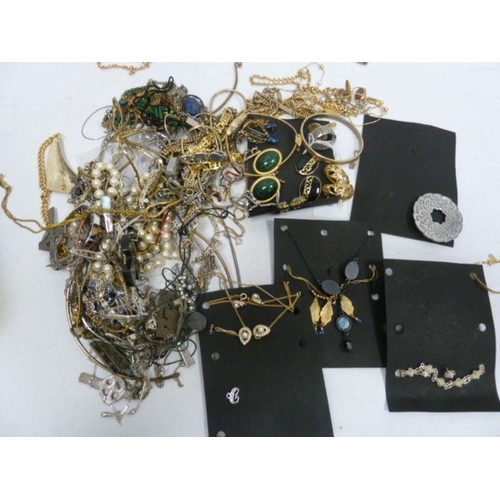 258B - Assorted costume jewellery to include earrings, brooches, necklaces, etc (1 box)